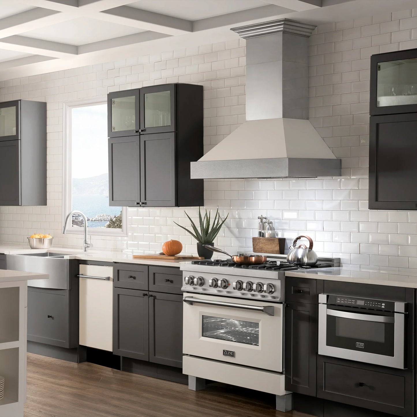 ZLINE 18" Compact Top Control Dishwasher - Matte White Panel, Traditional Handle